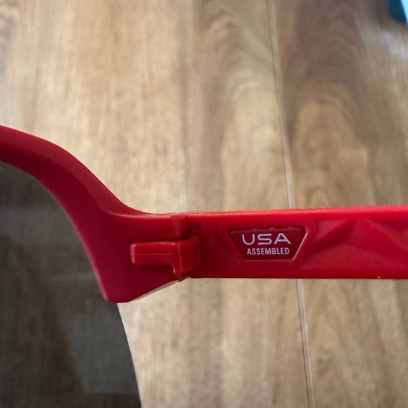 Oakley Sutro red sunglasses with gray lenses - Picture 2 of 9